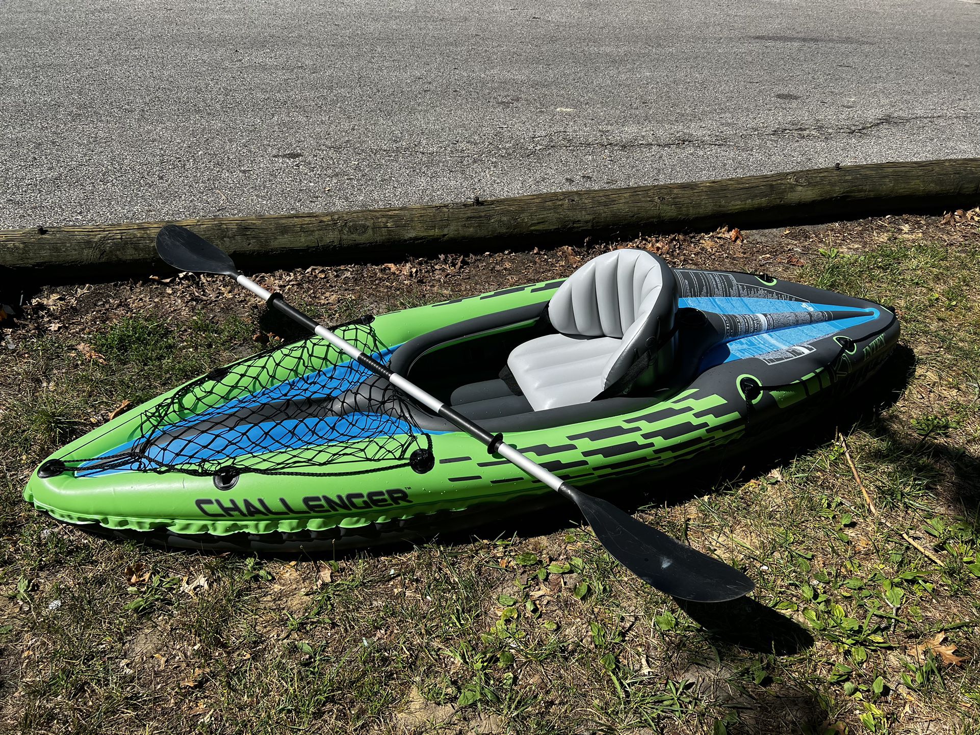 Intex k1 Challenger with aluminum oars in grass background